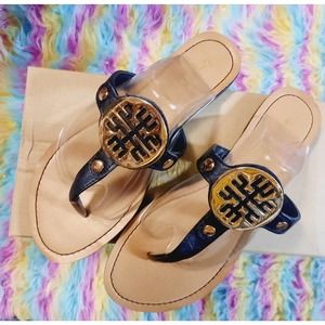 NIB Sunny Feet Black Flat Sandals Goldtone emblem on front 7.5 READ